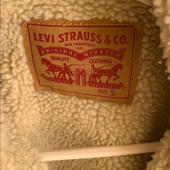 Super cute and comfy Levi’s Jean jacket! - Picture 2 of 5